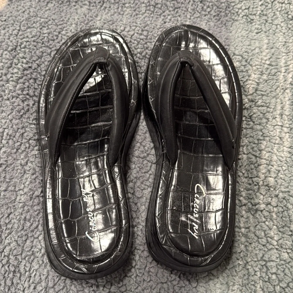 Womens Circus by Sam Edelman black sandals, flip flops, sz 9